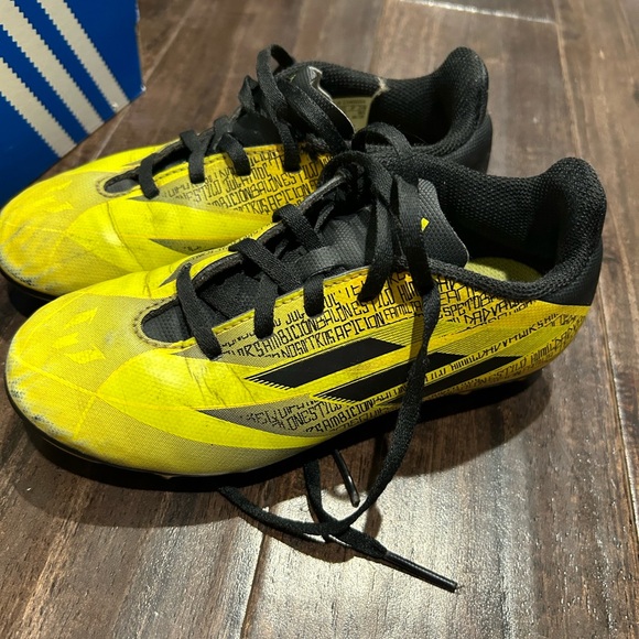 Yellow soccer cleats - Picture 2 of 3